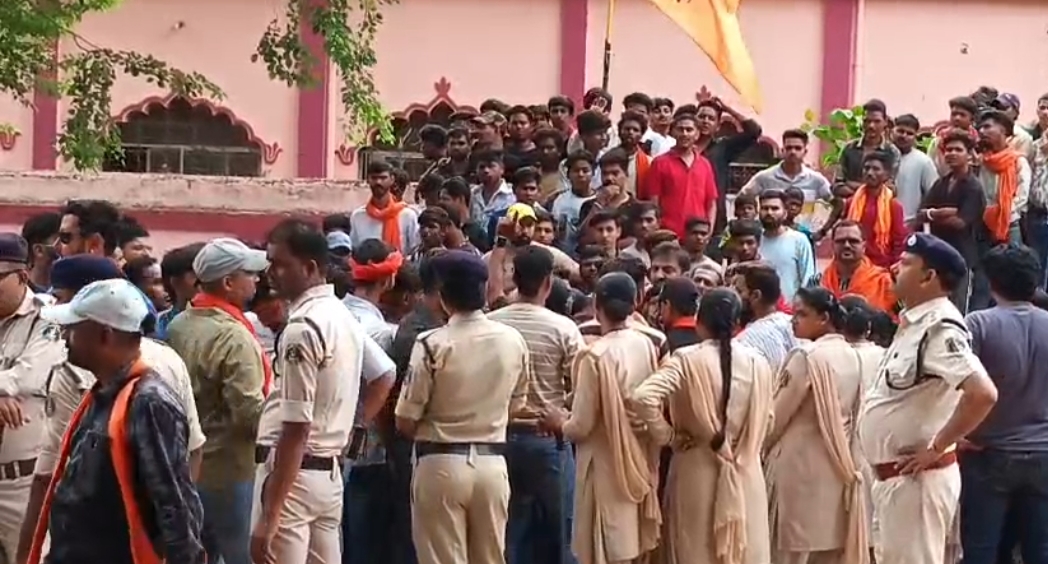 प्रार्थना सभा के बहाने धर्मान्तरण कराने का आरोप।