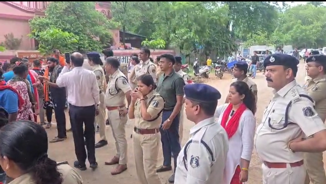 हंगामा और तनाव को देखते हुए थाने में तैनात रहे पुलिस अफसर और जवान।