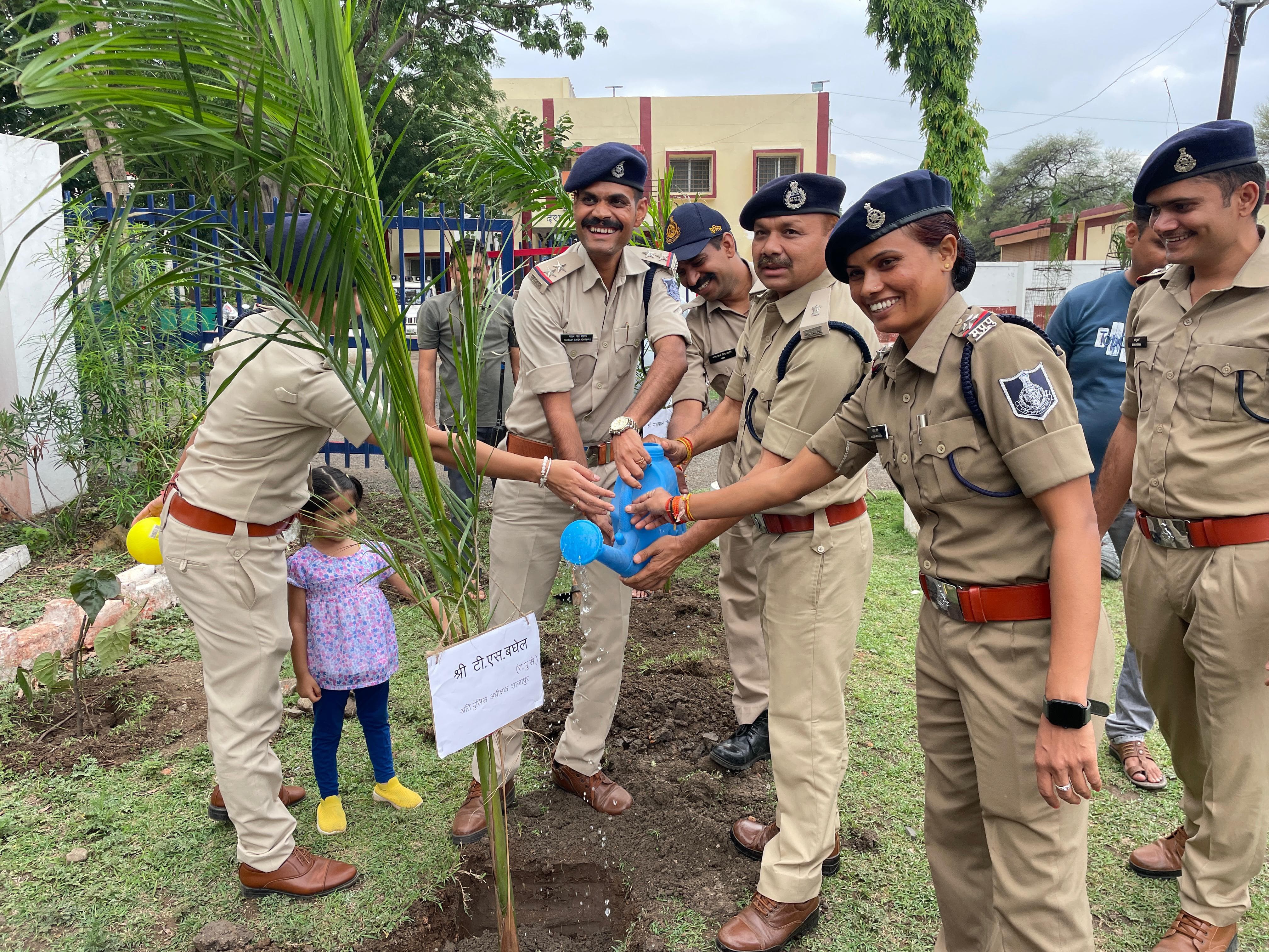एसपी यशपाल सिंह राजपूत ने पेड़ लगाकर पानी डाला।