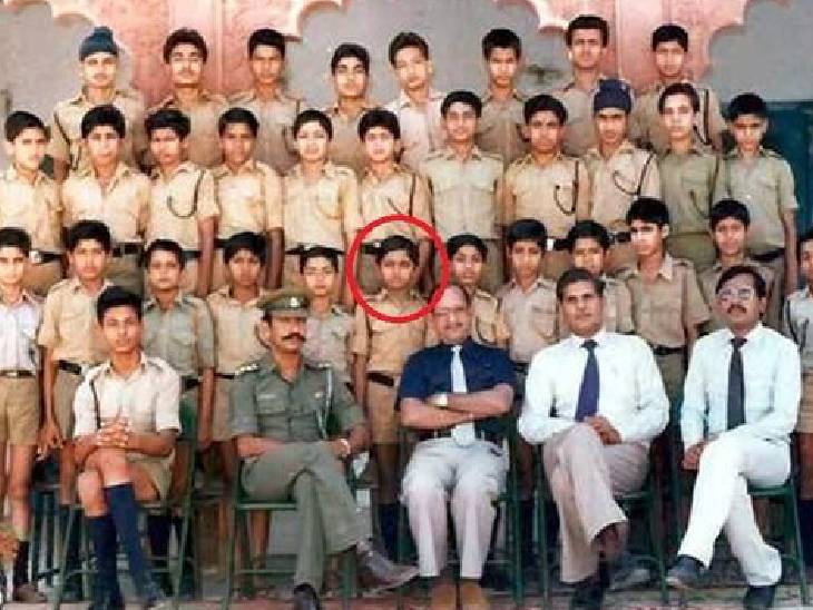 अखिलेश की पढ़ाई आर्मी स्कूल में हुई। यह उसी स्कूल की फोटो है।