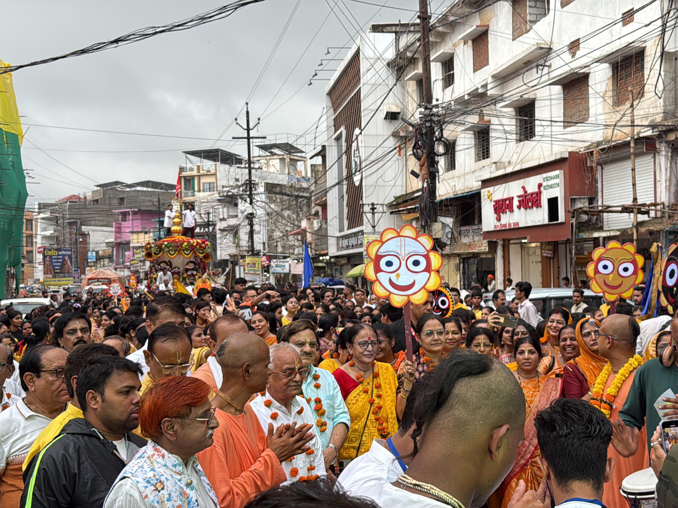 लोगों ने यात्रा में हरे कृष्णा मंत्र का जाप किया।