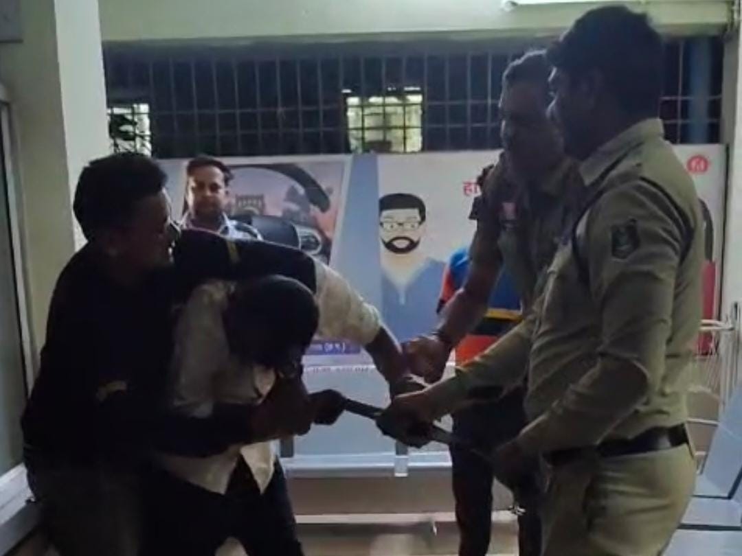 नशे में धुत आरक्षक ने अस्पताल में साथी की बेल्ट से की पिटाई - Dainik Bhaskar