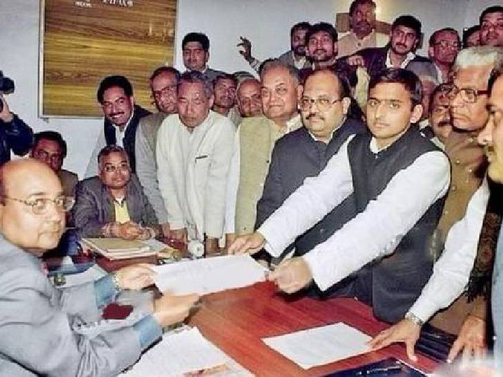यह अखिलेश यादव के पहले चुनावी नामांकन की तस्वीर है। उनके साथ अमर सिंह भी पहुंचे थे।