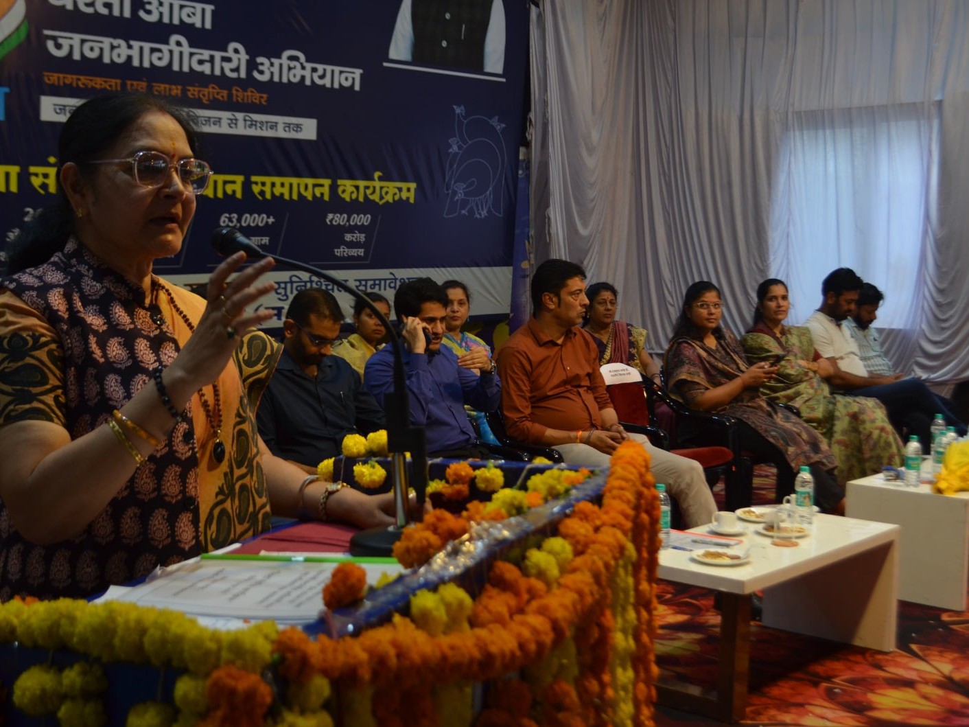 सांसद ने कार्यक्रम में लोगों को संबोधित किया।