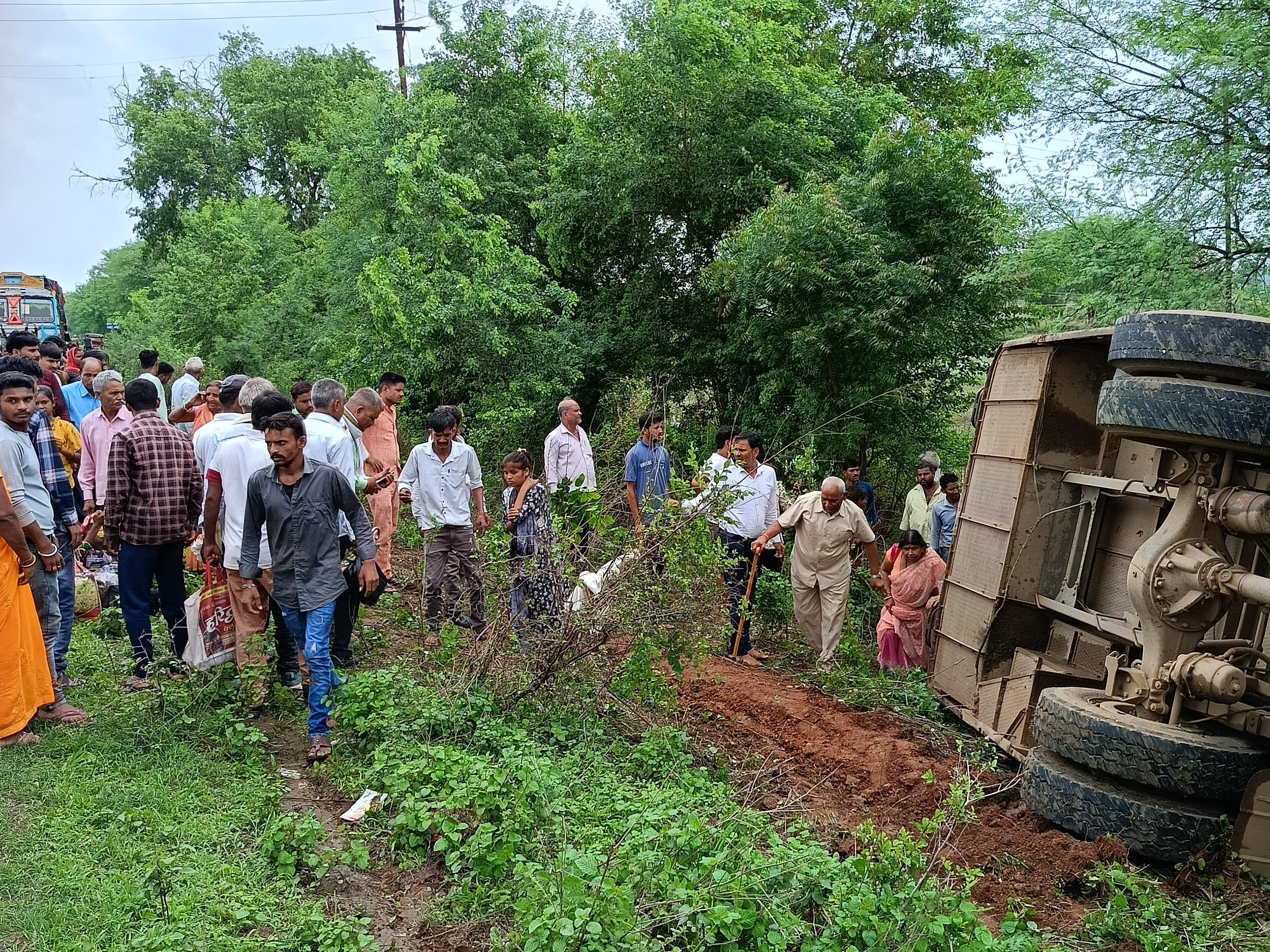 सड़क किनारे बस पलट गई।