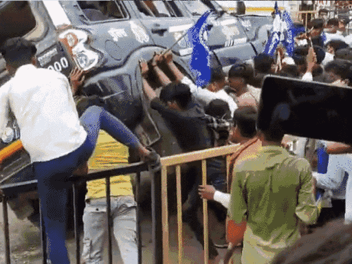 गुस्साए लोगों ने पुलिस और लोगों की गाड़ियों में तोड़फोड़ की।