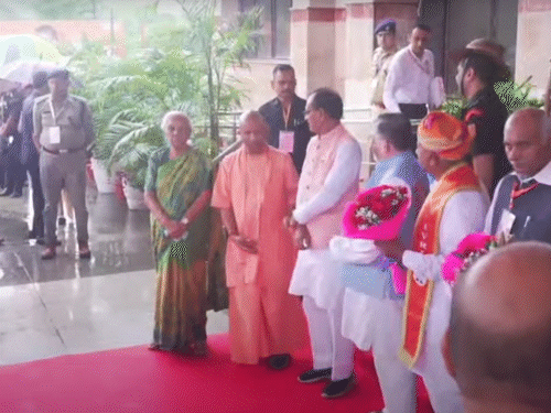 राष्ट्रपति के स्वागत के लिए मौजूद राज्यपाल आनंदीबेन पटेल, झारखंड के राज्यपाल संतोष गंगवार, सीएम योगी, केंद्रीय मंत्री शिवराज सिंह चौहान।