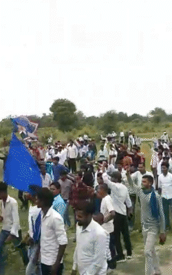 करछना-कोहड़ार रूट को जाम करने के लिए बड़ी संख्या में लोग पहुंचे थे।