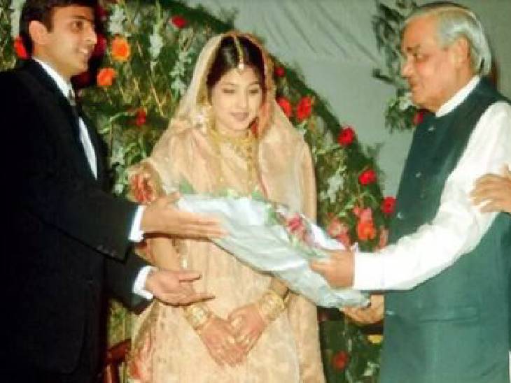 अखिलेश और डिंपल की शादी में बधाई देने तब के पीएम अटल बिहारी वाजपेयी भी पहुंचे थे।