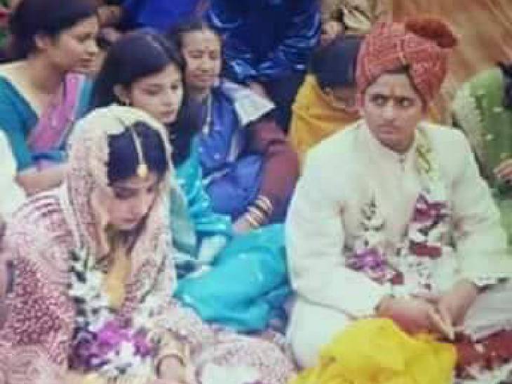 अखिलेश यादव और डिंपल की शादी के दौरान की तस्वीर। 24 नवंबर, 1999 को अखिलेश-डिंपल शादी के बंधन में बंधे थे।