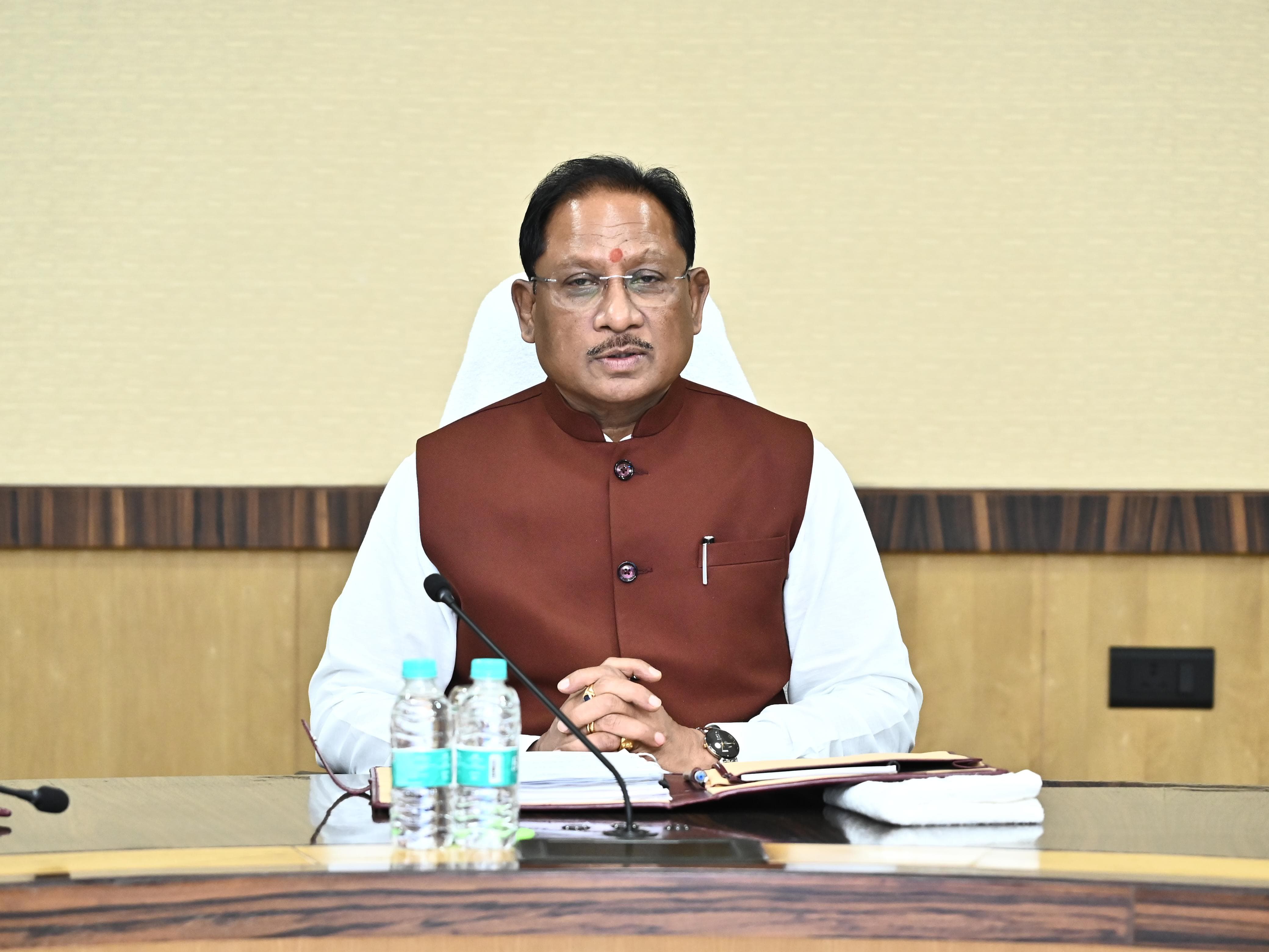 कैबिनेट बैठक में मुख्यमंत्री विष्णुदेव साय और सभी मंत्री शामिल है।