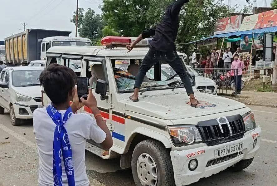 पुलिस की गाड़ियों पर चढ़कर युवकों ने तोड़फोड़ की।