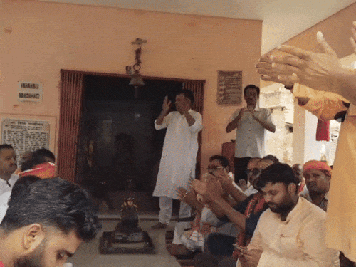चोलापुर में दीवार निर्माण को लेकर प्रदर्शन करते बजरंग दल के कार्यकर्ता और ग्रामीण । - Dainik Bhaskar