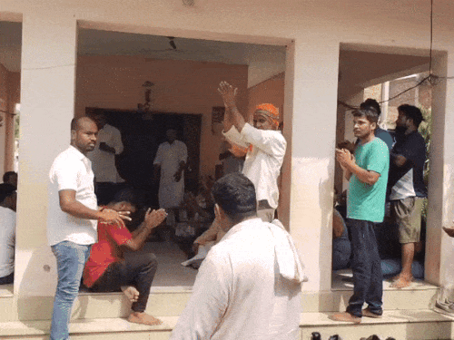 मंदिर के बाहर नारेबाजी और दीवार हटाने की मांग करते बजरंग दल के कार्यकर्ता।