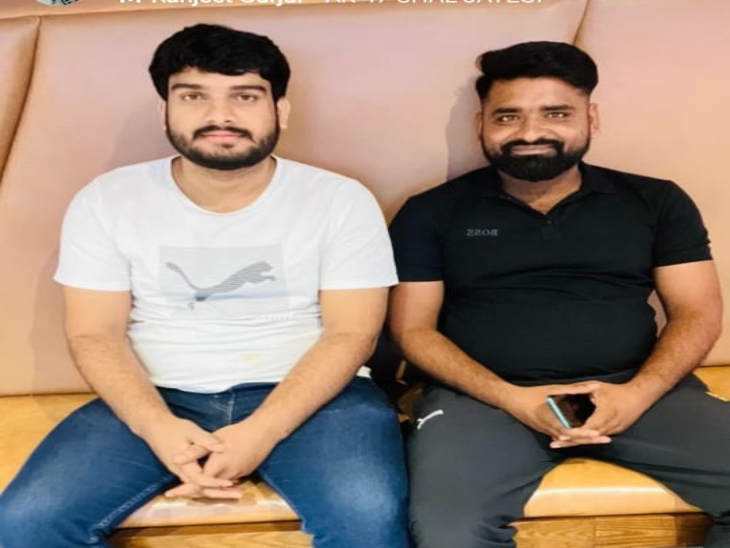पूरी घटना का मास्टर माइंड सफेद टी-शर्ट में सचिन फागुना, उसका साथी अरुण।