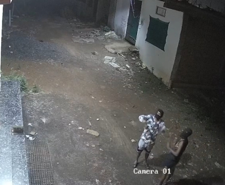 गुलेल से CCTV को तोड़ने की भी कोशिश की।