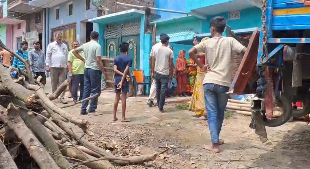 घटनास्थल पर जुटी स्थानीय लोगों की भीड़।