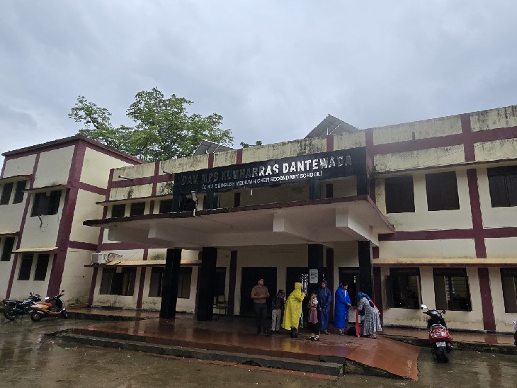 इसी स्कूल में छात्र पढ़ाई करता है।