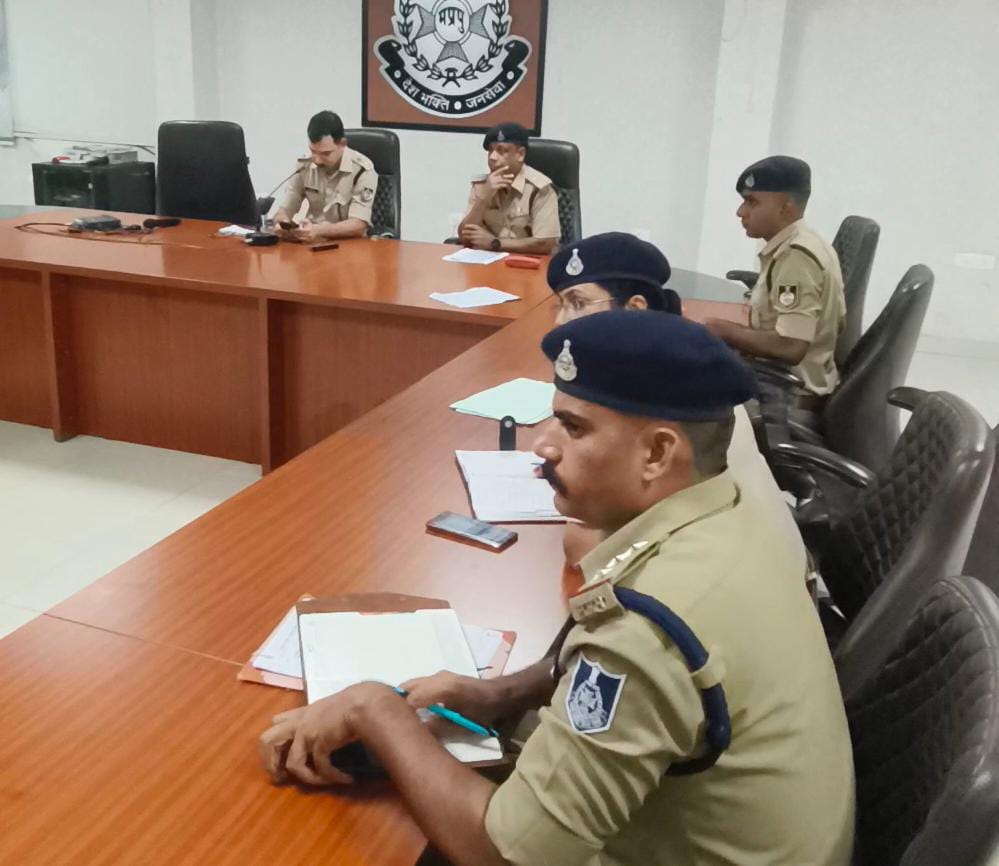 पुलिस अधिकारियों से नए कानून के बारे में सवाल करते एसपी अमित कुमार।