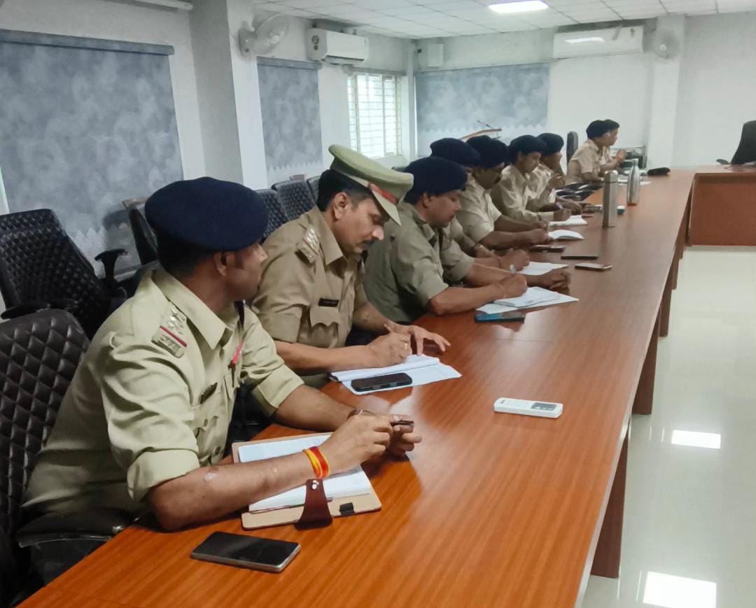 एसपी की क्लास में मौजूद पुलिस अधिकारी।