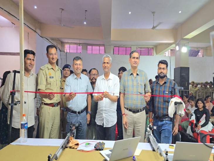 प्री शूटिंग चैंपियनशिप का फीता काटकर शुभारंभ करते अधिकारी
