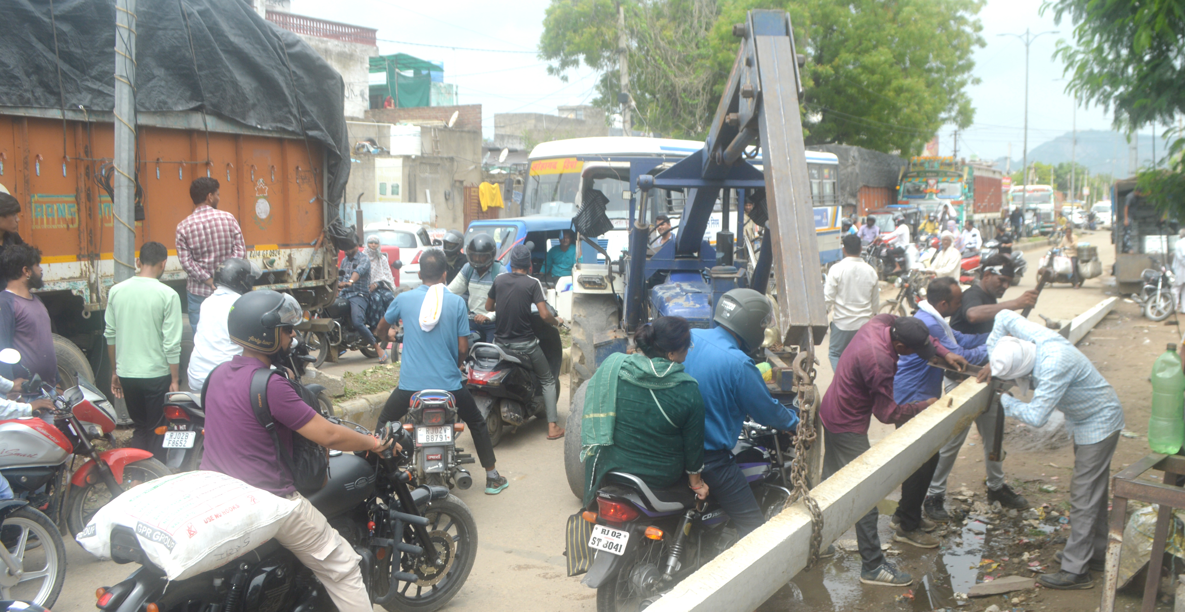 A pole broke in Mungska due to a container collision, two more poles ...