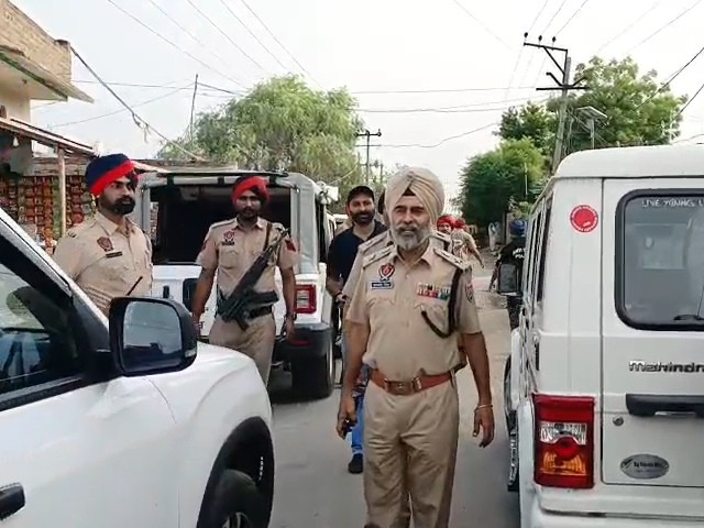 टिवाना कलां गांव में एसएसपी ने घरों में रेड की। - Dainik Bhaskar