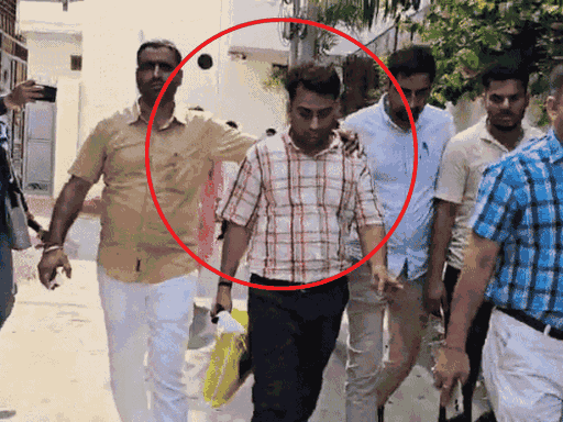 एसीबी की टीम के साथ आरोपी शशांक शर्मा। - Dainik Bhaskar