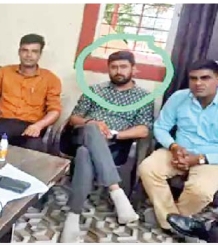 घेरे में पटवारी उज्जवल उपाध्याय। - Dainik Bhaskar