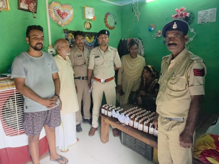 आरोपियों के कब्जे से 92 पाव गोवा व्हिस्की जब्त।