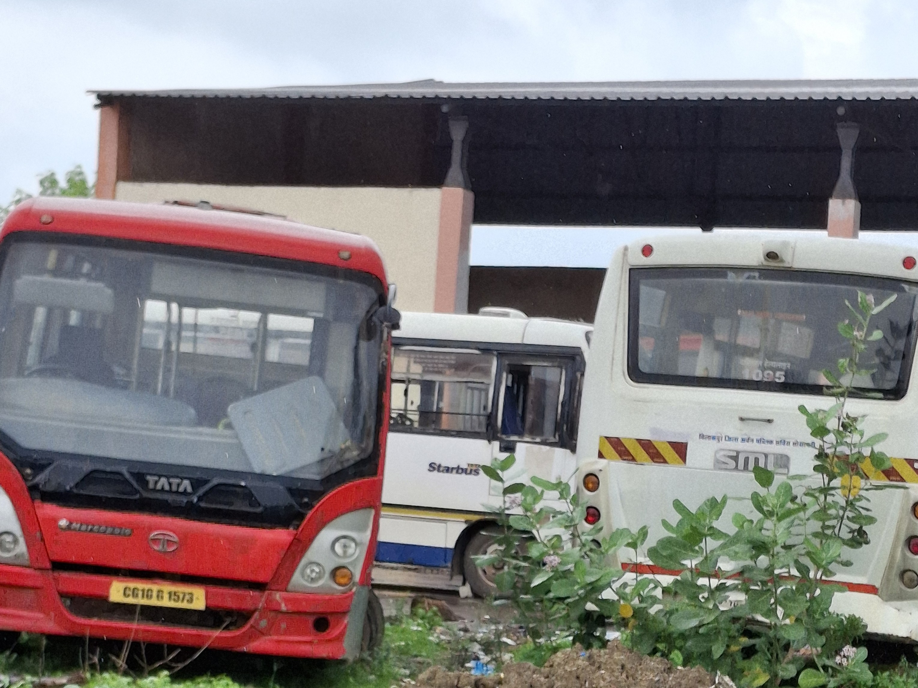 बिलासपुर में खराब पड़ी बसों को बेचा जाएगा।