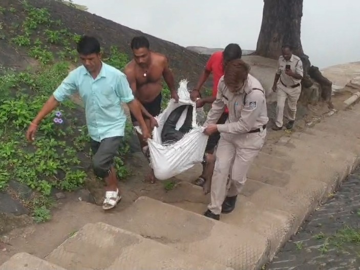 गोताखोरों की मदद से शव को नदी से बाहर निकाला गया।