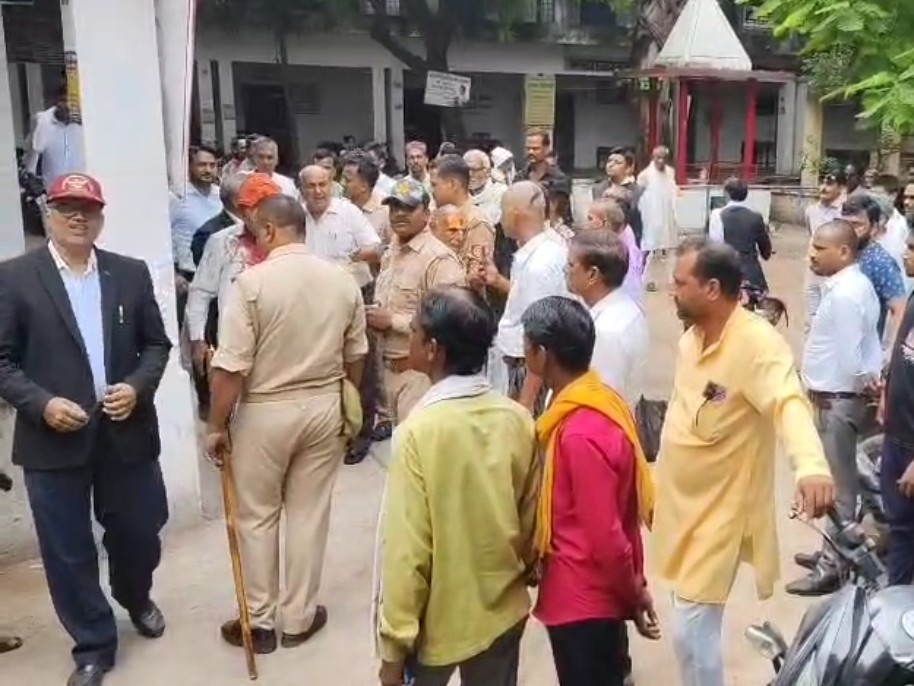 Fight between lawyers in Banda court