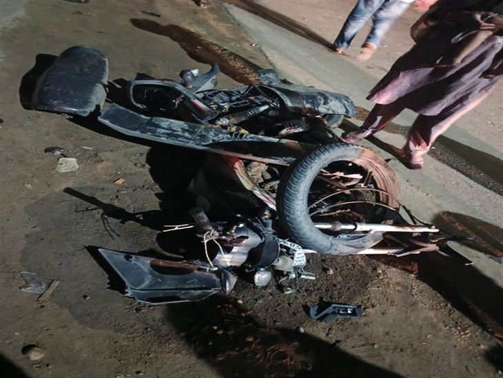 घटना में क्षतिग्रस्त हुई बाइक। जिस पर युवती सवार थी। - Dainik Bhaskar