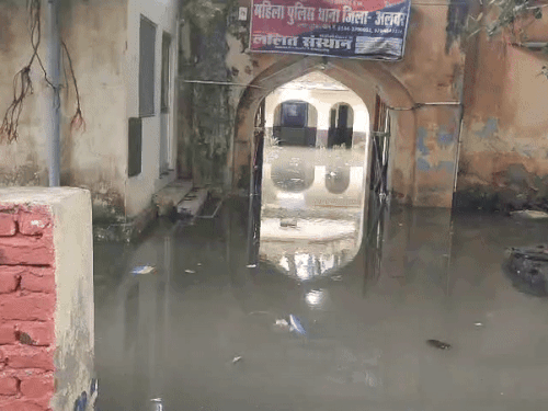अलवर में मंगलवार सुबह हुई झमाझम बारिश के बाद महिला थाने का हाल कुछ ऐसा हो गया।