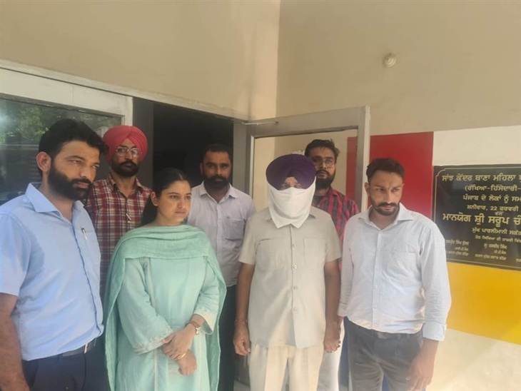 गिरफ्तार किए गए रीडर को लेकर जाते हुए विजिलेंस के अधिकारी। - Dainik Bhaskar