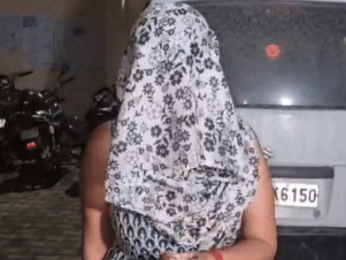 रात को थाने में ही प्रेमी का इंतजार करती महिला।