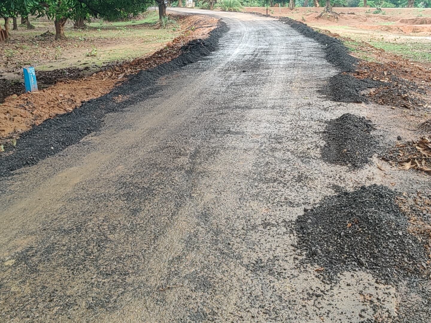 सड़क निर्माण में काला ऑयल और गिट्टी की बजरी की इस्तेमाल किया गया है।