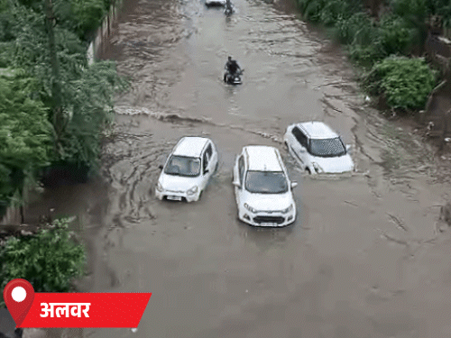 आट्‌र्स कॉलेज से एरोड्रम रोड पर ढाई से तीन फीट तक पानी भरा है। कई गाड़ियां फंस गईं।