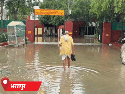 भारी बारिश के बाद भरतपुर के ट्रैफिक चौराहा स्थित CM जनसुनवाई केंद्र में करीब आधा फीट पानी भर गया।