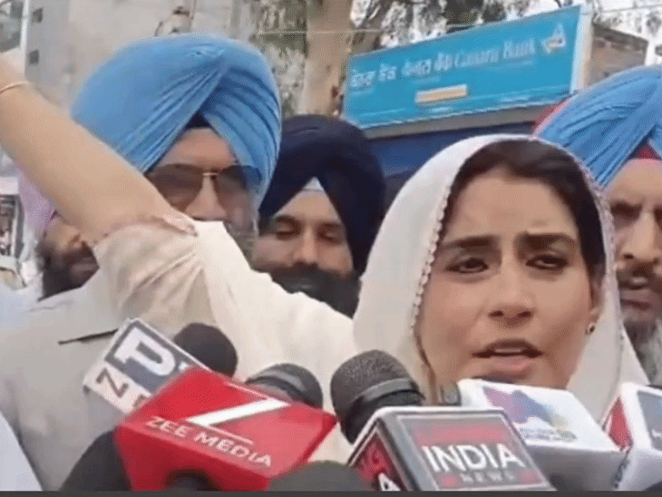 अमृतसर के मजीठा में बिक्रम सिंह मजीठिया के कार्यालय के बाहर पुलिसफोर्स तैनात। अनुमान है कि कुछ देर में विजिलेंस बिक्रम मजीठिया को मजीठा लेकर पहुंच जाएगी। जबकि उनकी पत्नी विधायक गनीव कौर को पुलिस ने दफ्तर के बाहर ही रोक दिया है। - Dainik Bhaskar