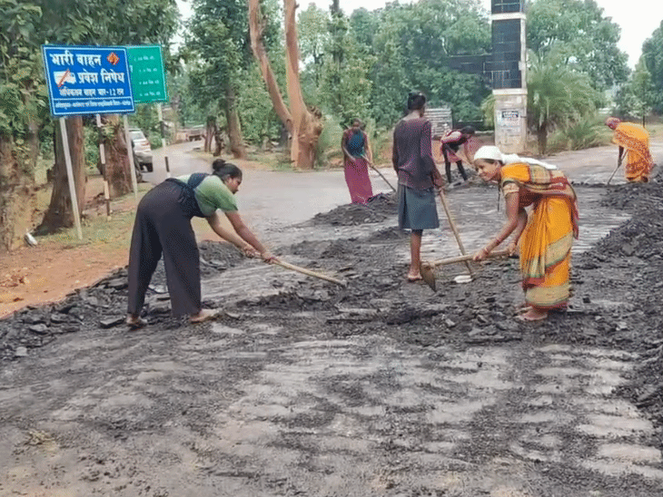 ग्रामीणों ने रापा चलाकर खुद ही सड़क उखाड़ दिया।