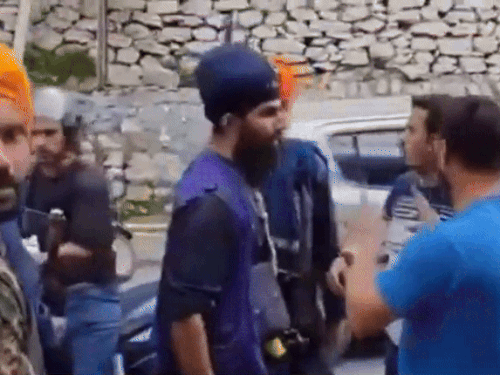 निहंग लोकल लोगों से बहस करते हुए।