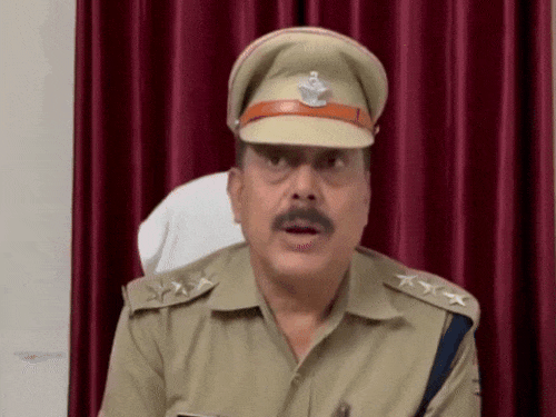उत्तराखंड में निहंगों का झगड़ा, छुड़ाने आए पुलिसकर्मी को पीटा: तेजधार हथियारों से किया हमला, 7 गिरफ्तार, एक फरार; हेमकुंड साहिब जा रहे थे - Fatehgarh Sahib News 1 मामले की जानकारी देते हुए उत्तराखंड पुलिस के अधिकारी।