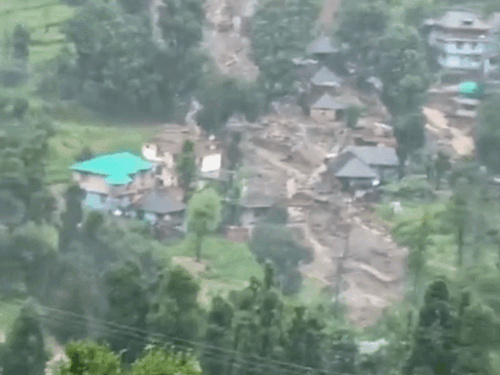 मंडी के शरण गांव में कई घर और गाड़ियां बह गईं। करसोग में भी कई गाड़ियां मलबे में दब गईं। - Dainik Bhaskar