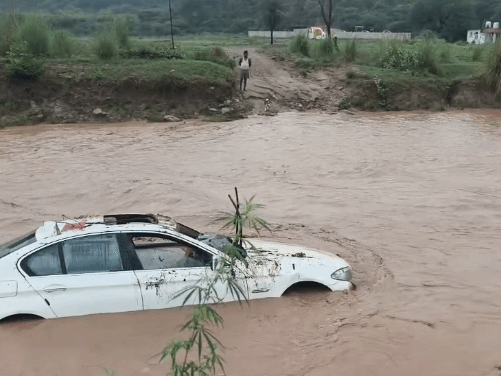अचानक जल स्तर बढ़ने से पटियाला की राव में फंसी बीएमडब्ल्यू कार। - Dainik Bhaskar