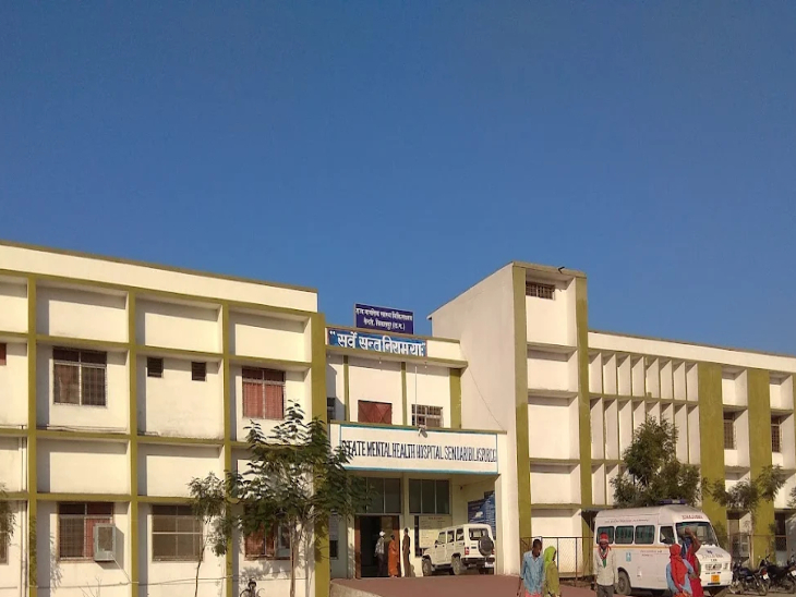 कोर्ट कमिश्नर की रिपोर्ट में बताया गया कि अस्पताल भवन जर्जर हालत में है। दीवारें धूल और गंदगी से भरी हैं। (फाइल फोटो)