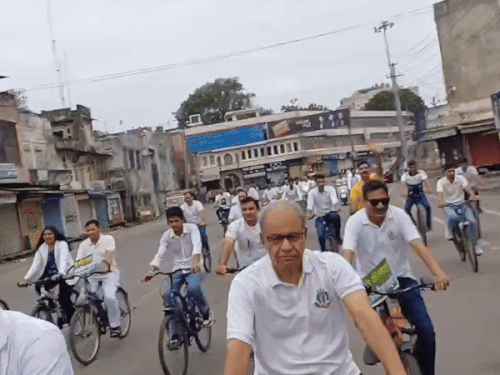 डॉक्टर्स डे पर भीलवाड़ा शहर में मंगलवार सुबह साइकिल चलाकर डॉक्टरों से बेहतर सेहत का संदेश दिया।