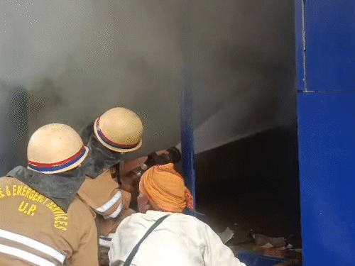 फायर फाइटर्स आग बुझाने में लगे हैं।