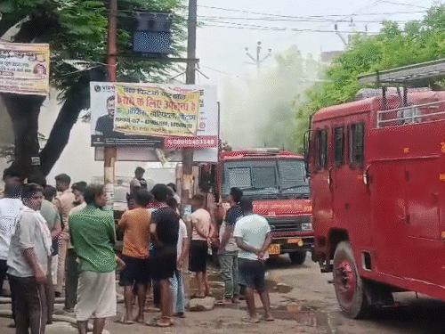 शुरुआत में 3 फायर ब्रिगेड की गाड़ियां पहुंचीं।